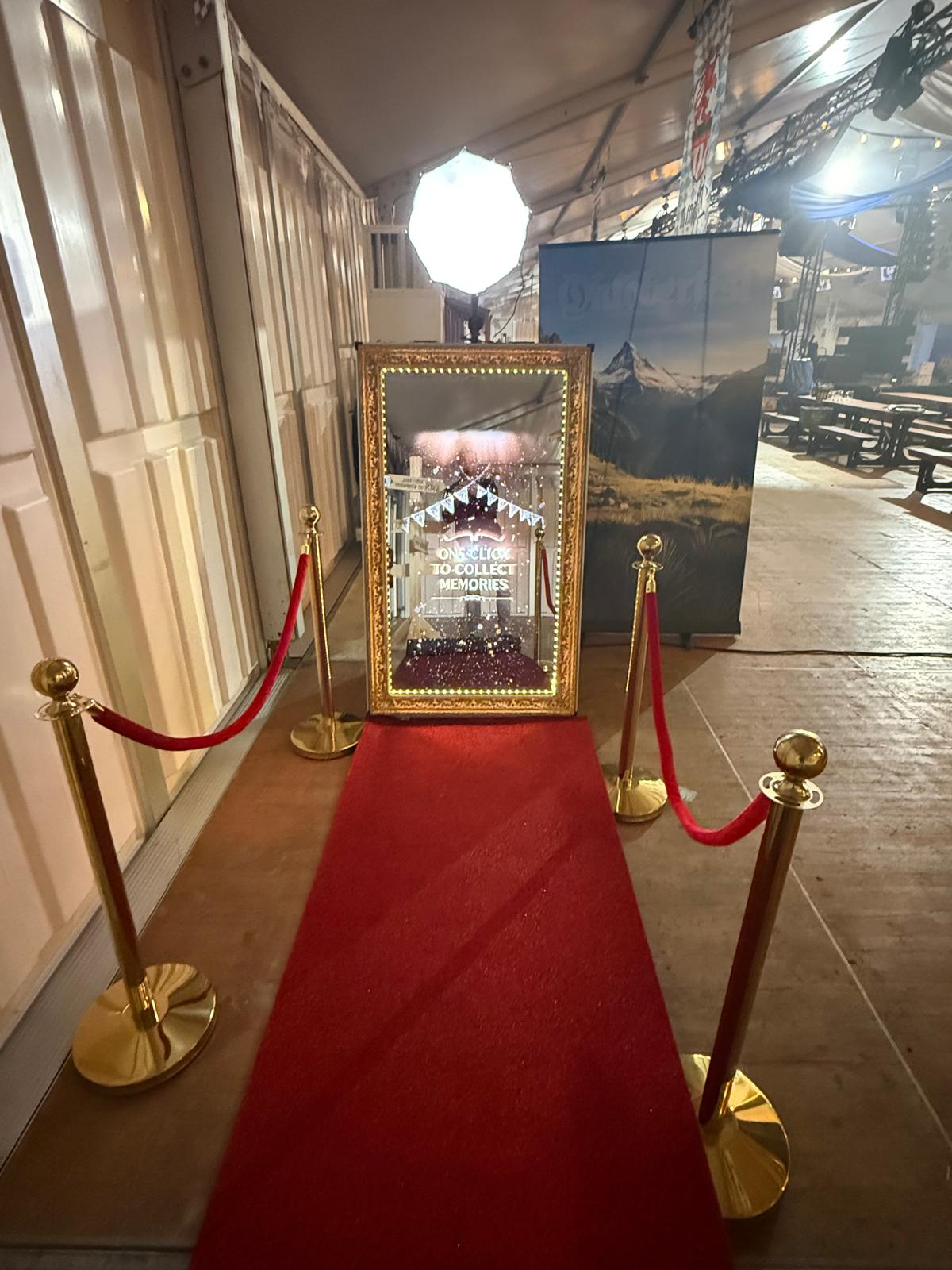 Magic mirror photobooth met rode loper en gouden afzetpalen